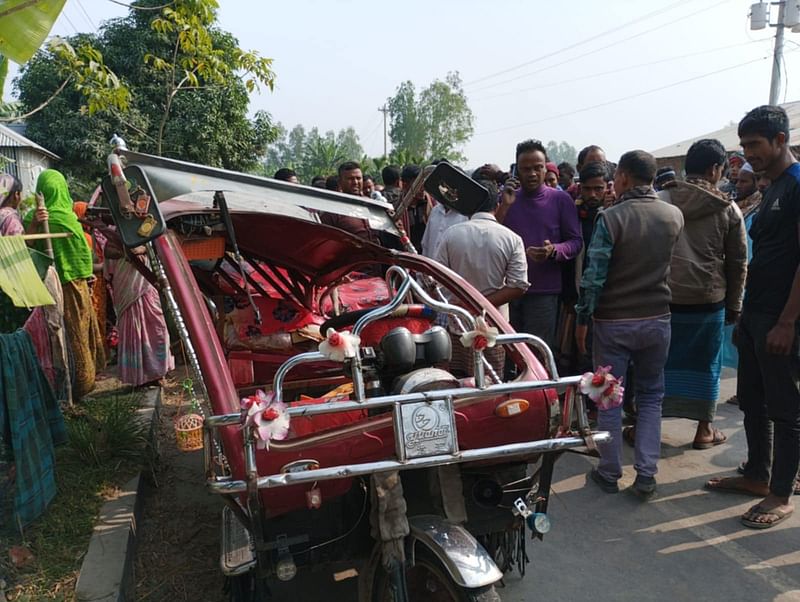 দুর্ঘটনায় দুমড়েমুচড়ে যাওয়া অটোরিকশা। বুধবার দুপুরে ভূরুঙ্গামারী উপজেলায় সোনাহাট স্থলবন্ধর সড়কের ঘুন্টিঘর এলাকায়