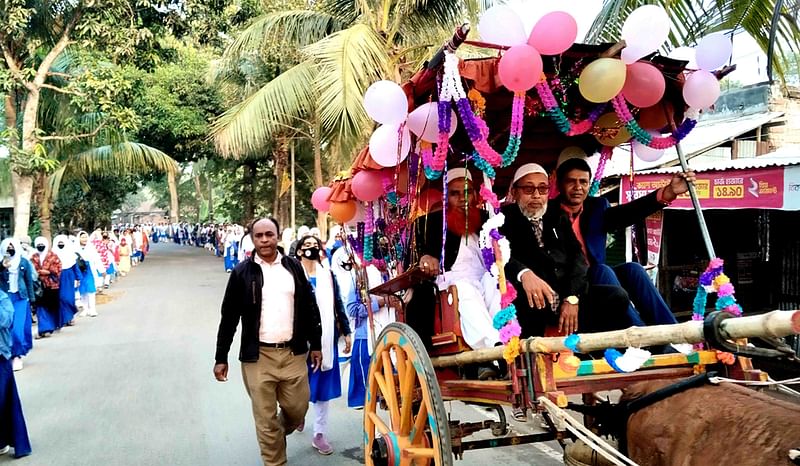 শেষ কর্মদিবসে ঘোড়ার গাড়ি করে বাড়িতে ফিরছেন তমালতলা আদর্শ বালিকা উচ্চবিদ্যালয়ে প্রধান শিক্ষক খন্দকার মোখলেসুর রহমান। আজ বৃহস্পতিবার দুপুরে নাটোরের বাগাতিপাড়ায়