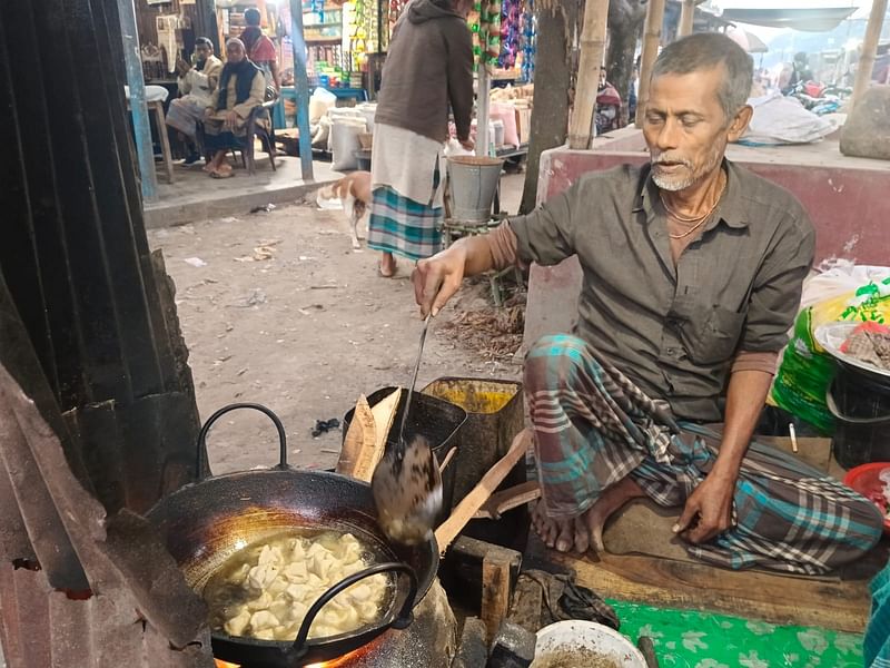 ময়মনসিংহের ঈশ্বরগঞ্জ উপজেলার হারুয়া বাজারে এক টাকায় শিঙাড়া বিক্রি করেন প্রদীপ মোদক