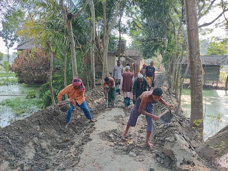 স্বেচ্ছাশ্রমে কাজ করছেন গ্রামের লোকজন। গত রোববার খুলনার ডুমুরিয়া উপজেলার মাগুরাঘোন ইউনিয়নের ঘোষড়া গ্রামে