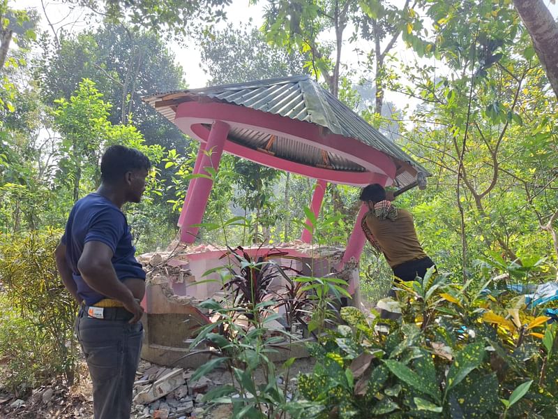 সরকারি টিলায় গড়ে তোলা ইকোপার্ক ও ফলবাগান উচ্ছেদ অভিযান। আজ শুক্রবার মৌলভীবাজারের কুলাউড়া উপজেলার কর্মধা এলাকায়