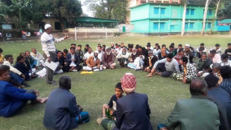 মির্জাপুর উপজেলার বাইমাইল সরকারি প্রাথমিক বিদ্যালয় মাঠে সমাবেশ করে এলাকাবাসি। আজ শুক্রবার বিকেলে