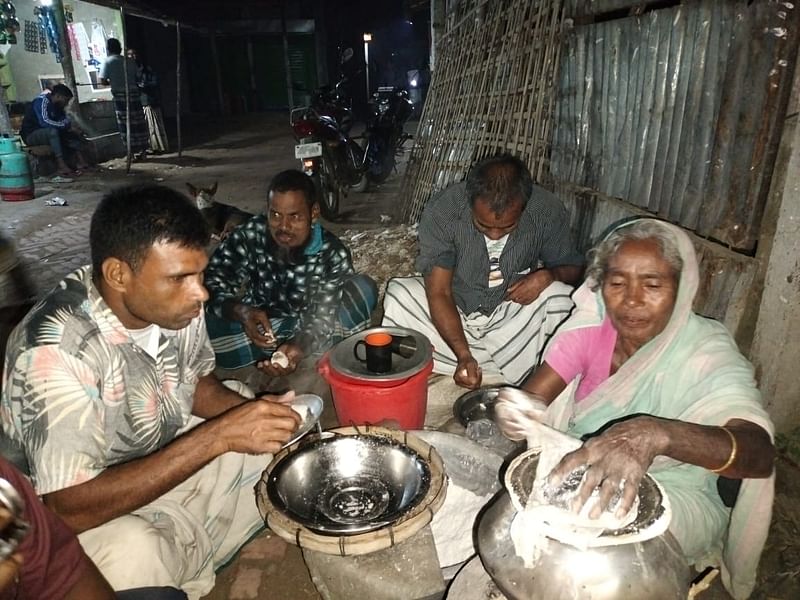 রংপুরের তারাগঞ্জ উপজেলার ইকরচালী বাজারে পিঠা বিক্রি করছেন অলিমা বেগম। আজ শুক্রবার সন্ধ্যায় তোলা