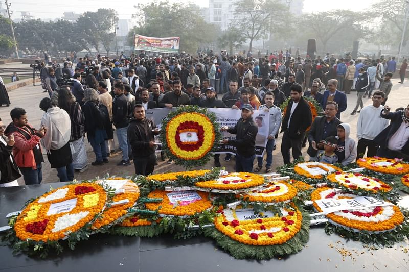 শহীদ বুদ্ধিজীবী দিবসে কেউ ফুল দিয়ে শ্রদ্ধা জানাচ্ছেন, আবার কেউ শ্রদ্ধা জানানোর জন্য অপেক্ষা করছেন। রায়েরবাজার বধ্যভূমি, ঢাকা, ১৪ ডিসেম্বর