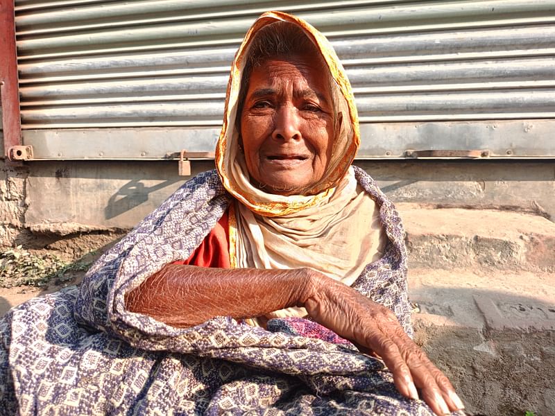 তীব্র শীতে কাবু বয়স্ক নারী রেণু বালা রোদ পোহাচ্ছেন। রোববার সকালে চুয়াডাঙ্গা পৌর এলাকার দাসপাড়ায় মাথাভাঙ্গা নদীর তীরবর্তী এলাকায়