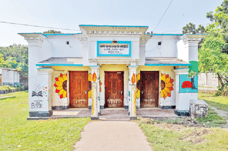 সেনহাটি গ্রামে ১৯১৪ সালে গড়ে তোলা হয় ‘কবি কৃষ্ণচন্দ্র ইনস্টিটিউট’