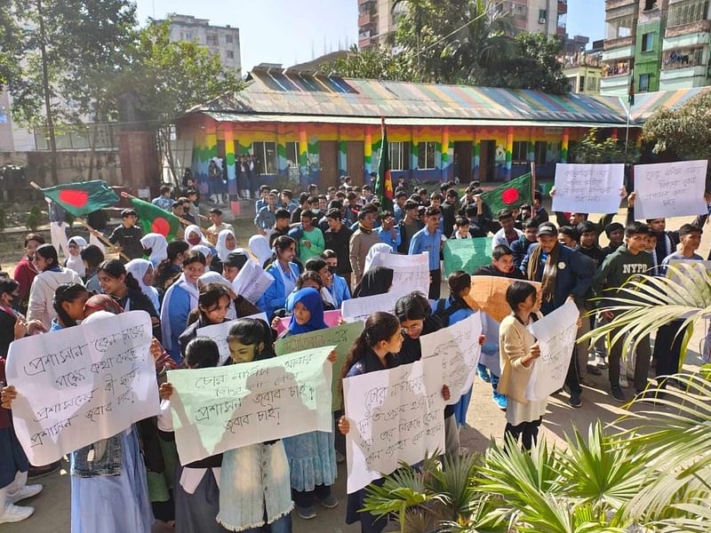 কুমিল্লার কালেক্টরেট স্কুল অ্যান্ড কলেজের অধ্যক্ষের পদ থেকে সাময়িক বরখাস্ত হওয়া নার্গিস আক্তারকে পুনর্বহালের প্রতিবাদে রোববার আন্দোলন করেন শিক্ষার্থী ও শিক্ষকেরা