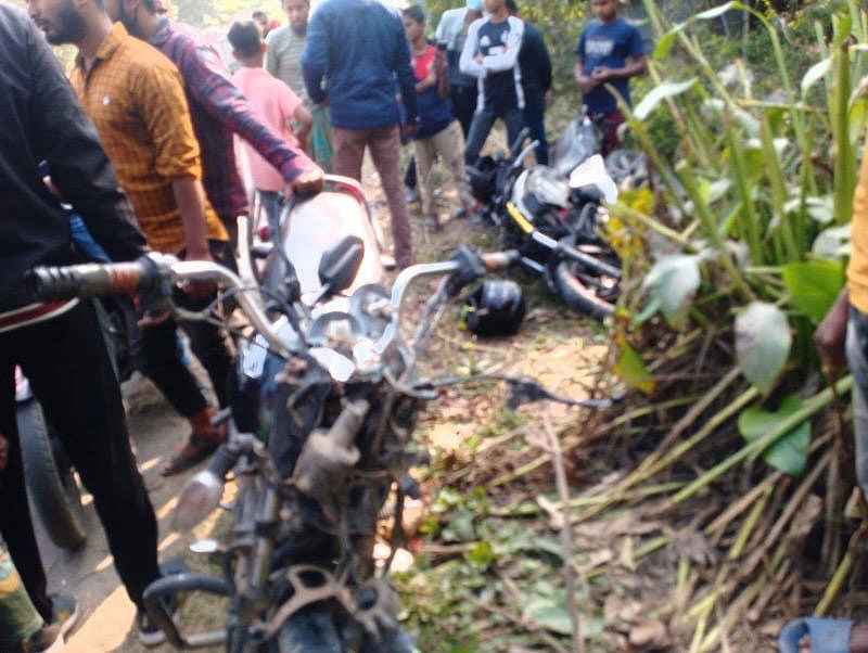 যশোর-চুকনগর আঞ্চলিক মহাসড়কের পাশে দুর্ঘটনাকবলিত দুটি মোটরসাইকেল। রোববার দুপুরে যশোরের মনিরামপুর উপজেলার চালকিডাঙা এলাকায়