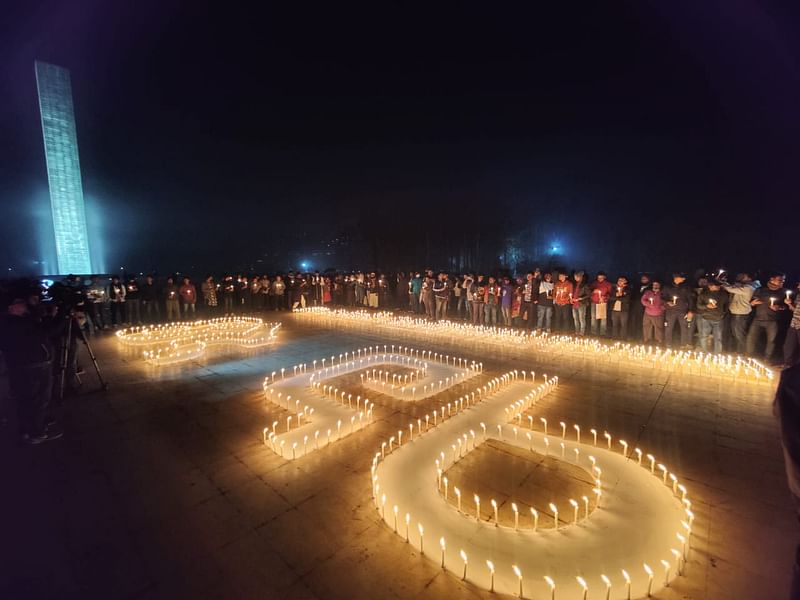 মোমবাতি প্রজ্বালন করে ’৭১ ও ’২৪-এর শহীদদের স্মরণ করা হয়। ঢাকা, ১৬ ডিসেম্বর