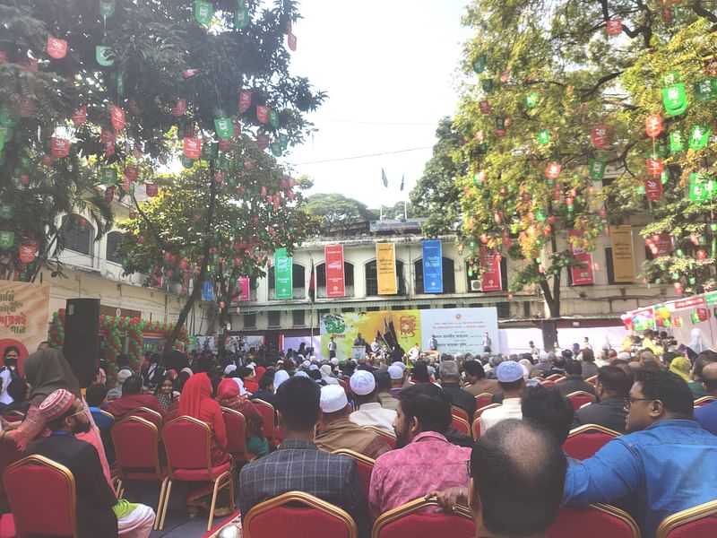 আজ সোমবার মহান বিজয় দিবস উপলক্ষে বিজয় মেলার আয়োজন করা হয়। এতে ঢাকা জেলা প্রশাসনের পক্ষ থেকে ১৩৫ জন মুক্তিযোদ্ধাকে সংবর্ধনা দেওয়া হয়