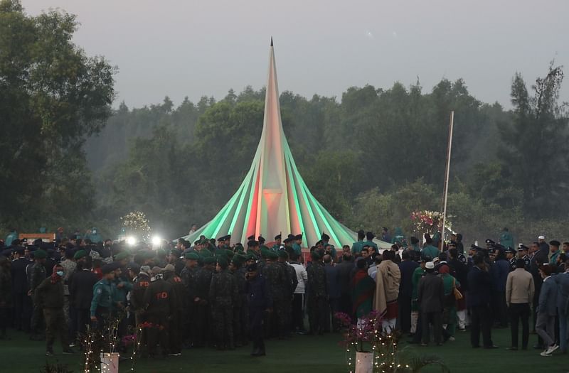 সূর্য ওঠার আগেই মুক্তিযুদ্ধ স্মৃতিস্তম্ভে ভিড় করেন হাজারো মানুষ। আজ সকাল সাড়ে ৬টায় চট্টগ্রাম নগরের উত্তর কাট্টলী সমুদ্রপাড়ে স্মৃতিস্তম্ভে