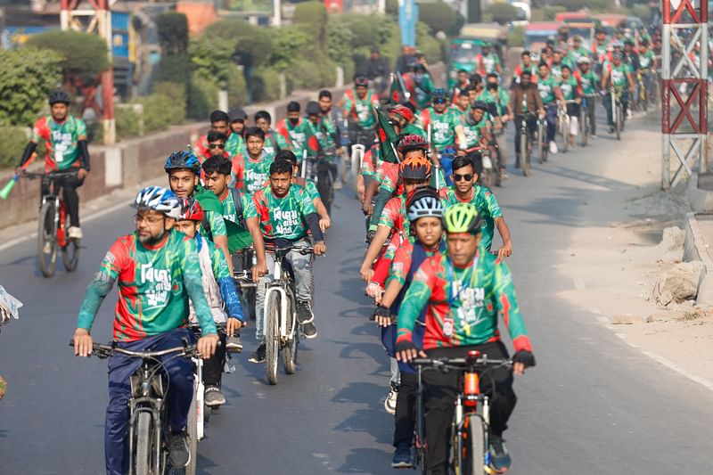 বিজয় দিবস উপলক্ষে আজ সোমবার খুলনা শহরে সাইকেল শোভাযাত্রার আয়োজন করে খুলনা সাইক্লিং কমিউনিটি। শহরের শিববাড়ী মোড়ে