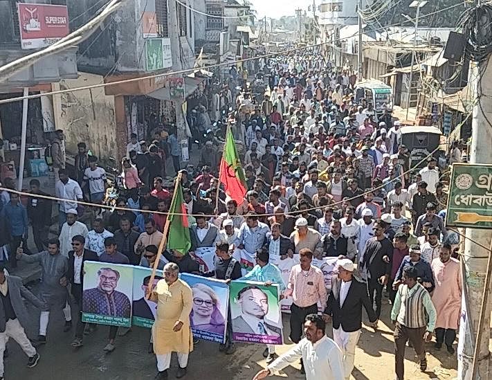 ময়মনসিংহের ধোবাউড়ায় বিজয় দিবস উপলক্ষে শোভাযাত্রা বের করেন বিএনপির যুগ্ম মহাসচিব সৈয়দ এমরান সালেহ প্রিন্সসহ অন্য নেতারা। আজ সকালে