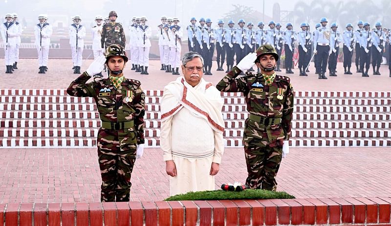 মহান মুক্তিযুদ্ধের বীর শহীদদের প্রতি শ্রদ্ধা নিবেদন করছেন রাষ্ট্রপতি মো. সাহাবুদ্দিন। ১৬ ডিসেম্বর, সাভারে জাতীয় স্মৃতিসৌধে