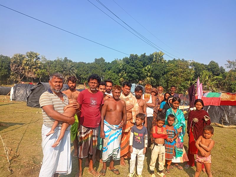 বেদেবহরের সদস্যদের একাংশ। আলমডাঙ্গার কালিদাসপুরে কুমার নদের পাড় থেকে তোলা