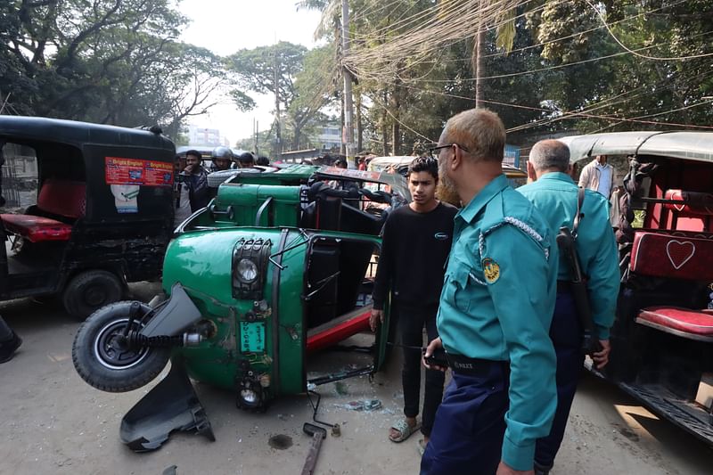 রাজশাহীর তানোর উপজেলার রেলগেট এলাকায় সিএনজি স্ট্যান্ডে কয়েকটি সিএনজিচালিত অটোরিকশায় ভাঙচুর চালানো হয়। আজ সকালে তোলা