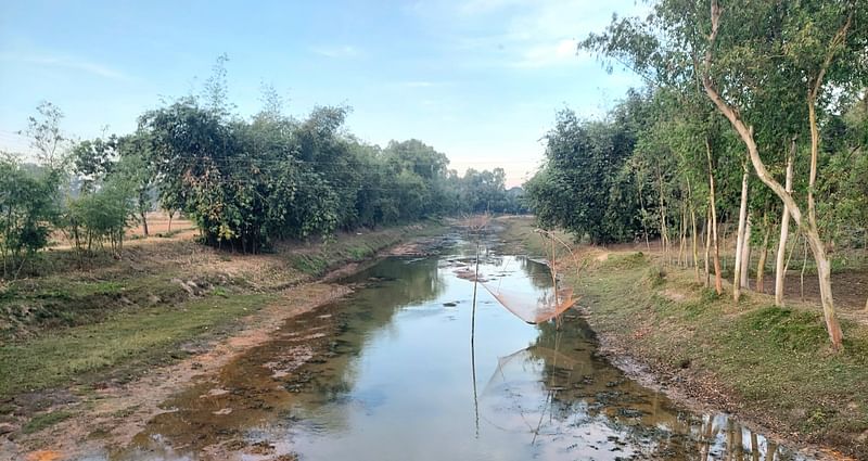 কুড়িগ্রাম জেলার ফুলবাড়ি উপজেলার দাসিয়ারছড়ায় নীলকুমর নদী। পানির প্রবাহ বন্ধ করে অনেক স্থান দখল করা হয়েছে,  অবশিষ্ট অংশও দখলের চেষ্টা চলছে।