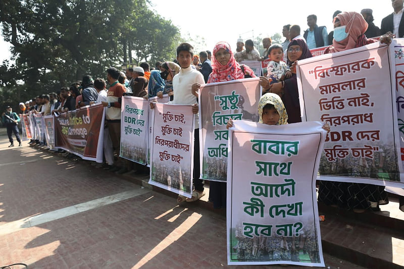 পিলখানায় বিডিআর হত্যাকাণ্ডের রহস্য উন্মোচনের দাবিতে কেন্দ্রীয় শহীদ মিনারে সমাবেশ করা হয়। ঢাকা, ১৭ ডিসেম্বর