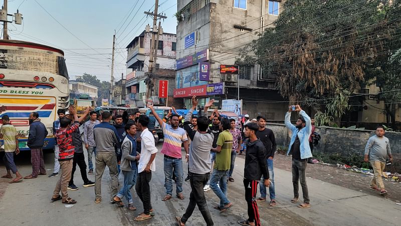 মুক্তাগাছায় শ্রমিক দলের নতুন কমিটিতে পদ না পাওয়া নেতা–কর্মীরা ময়মনসিংহ-টাঙ্গাইল মহাসড়ক অবরোধ করে রাখে। আজ মঙ্গলবার বিকেলে