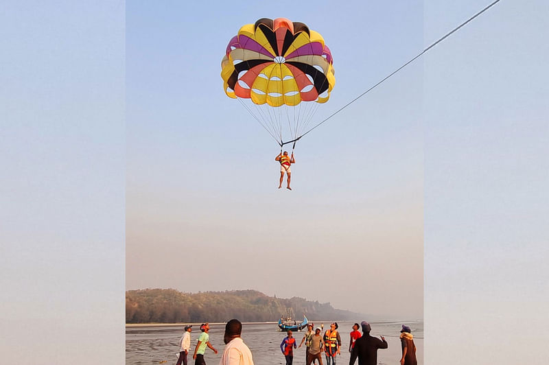 প্যারাসেইলিং করে আকাশে উড়ছেন এক পর্যটক। গত রোববার কক্সবাজারের দরিয়ানগর পর্যটন পল্লির সৈকতে