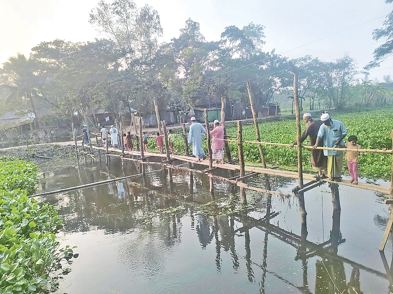 দীর্ঘদিন ধরে সেতু নির্মাণ না হওয়ায় বাঁশের সাঁকো দিয়ে ঝুঁকি নিয়ে চলাচল করছে ছয়টি গ্রামের বাসিন্দারা। সম্প্রতি কুমিল্লার মনোহরগঞ্জ উপজেলার উত্তর হাওলা গ্রামে