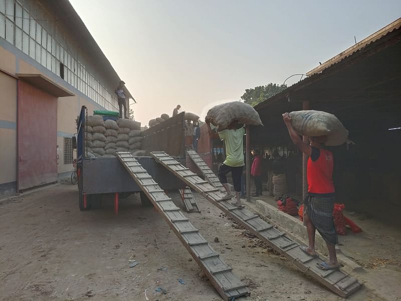 রাজশাহীর পবা উপজেলার একটি হিমাগারে আলুর অবৈধ মজুত খালি করে খোলাবাজারে বিক্রি করে প্রশাসন। গতকাল মঙ্গলবার বিকেলে উপজেলার আলাইবিদিরপুর এলাকায়