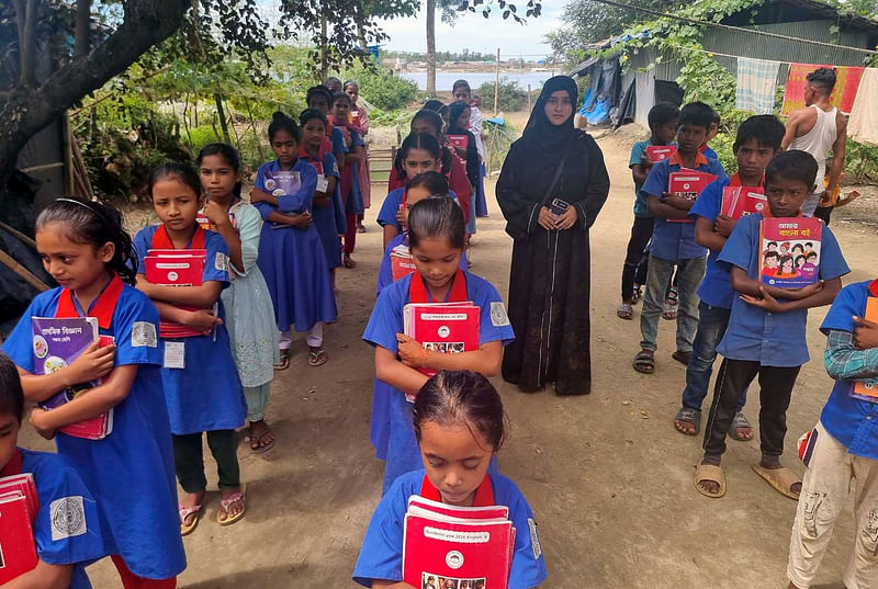 কক্সবাজার পৌরসভার উত্তর কুতুবদিয়া পাড়ায় একটি বেসরকারি শিখন স্কুলে পড়ছে জলবায়ু উদ্বাস্ত শিশুরা। প্রাত্যহিক সমাবেশে জলবায়ু পরিবর্তনের ক্ষতিকর দিক সম্পর্কে শিক্ষকেরা সচেতন করেন শিক্ষার্থীদের। সম্প্রতি তোলা