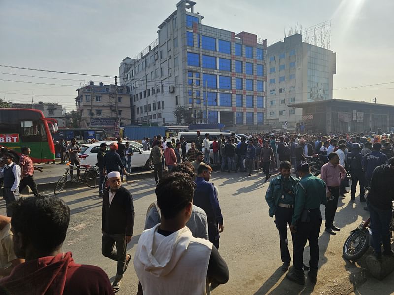 বকেয়া বেতনের দাবিতে গাজীপুরের টঙ্গীতে একটি কারখানার শ্রমিকদের ঢাকা-ময়মনসিংহ মহাসড়ক অবরোধ। আজ সকাল ৯টার দিকে আউচপাড়া এলাকায়