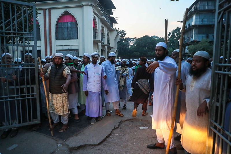 টঙ্গীর ইজতেমা মাঠের দখল নিয়ে হামলা, সংঘর্ষে চারজন নিহত হওয়ার ঘটনায় উত্তেজনার মধ্যে আজ বৃহস্পতিবার বিকেলে রাজধানীল কাকরাইল মসজিদে সমবেতন হন তাবলিগ জামাতের জুবায়েরপন্থি হিসেবে পরিচিতরা