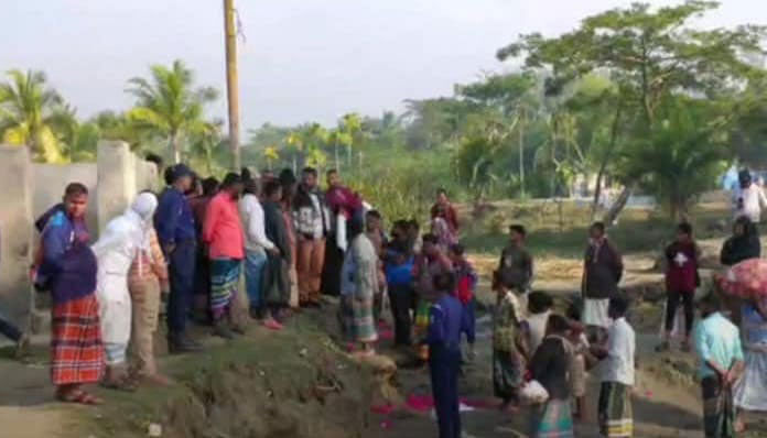 নোয়াখালীর হাতিয়ার চেয়ারম্যান ঘাটে সি-ট্রাকে যাত্রী চলাচলের বাধা দেওয়ার সময় পুলিশ এসে পরিস্থিতি নিয়ন্ত্রণে আনে। আজ সকালে