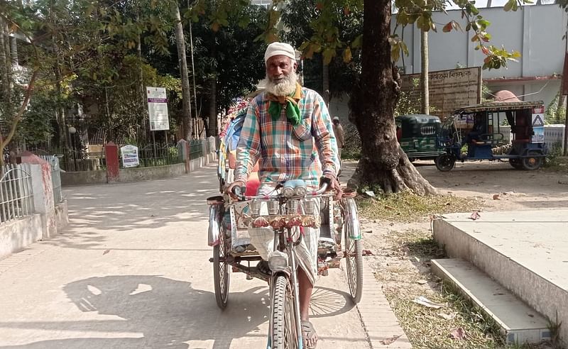 অসুস্থতা, বার্ধক্য ও শীত উপেক্ষা করে রিকশা নিয়ে বেরিয়েছেন সামছুল হক।  মঙ্গলবার দুপুরে চাঁদপুরের মতলব দক্ষিণ উপজেলা পরিষদ এলাকায়