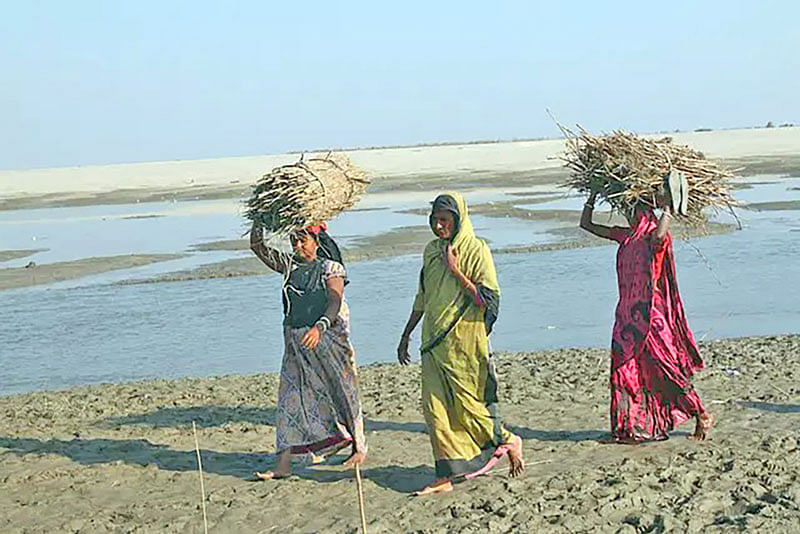 দারিদ্র্য–বঞ্চনা চরের মানুষের জীবনের নিত্যসঙ্গী