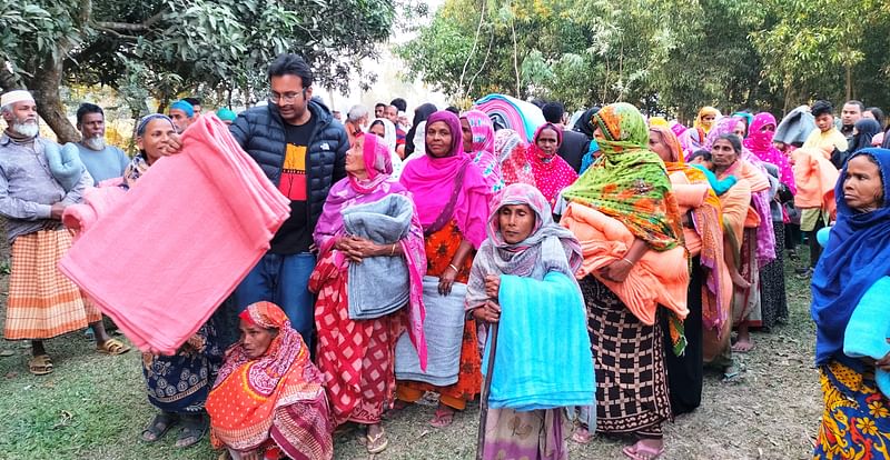 শীতার্ত মানুষের হাতে কম্বল তুলে দেন প্রথম আলো বন্ধুসভার বন্ধু ও অতিথিরা। আজ শুক্রবার বিকেলে দিনাজপুরের বিরল উপজেলার ধামাহার গ্রামে