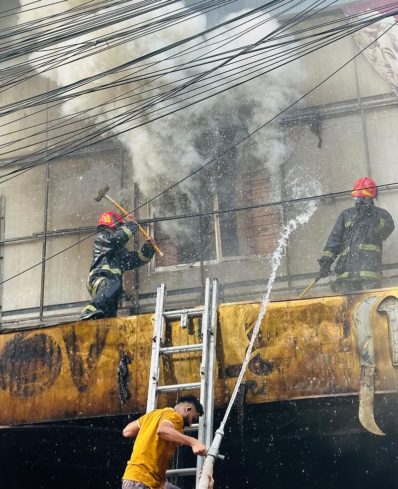 রাজধানীর উত্তরার লাভলীন নামের একটি রেস্তোরাঁয় আগুন লেগেছে