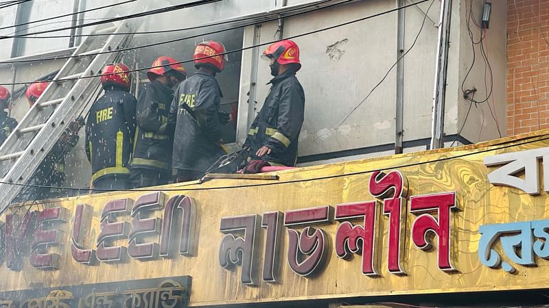 উত্তরার লাভলীন রেস্তোরাঁয় লাগা আগুন নিয়ন্ত্রণে কাজ করছেন ফায়ার সার্ভিসের কর্মীরা