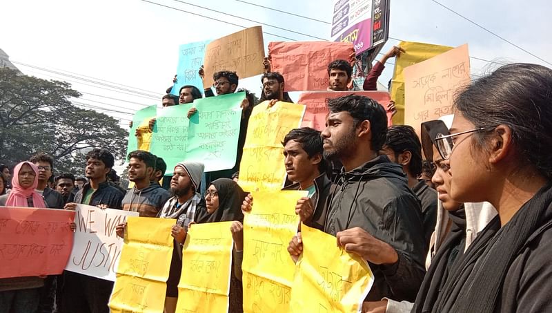 আজ শুক্রবার দুপুরে রাজধানীর পলাশীর মোড়ে সংবাদ সম্মেলন করে বুয়েট শিক্ষার্থীরা ৬ দফা দাবি ঘোষণা করেছে