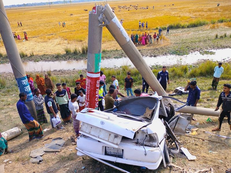 সিলেটের জৈন্তাপুরে প্রাইভেট কার নিয়ন্ত্রণ হারিয়ে বিদ্যুতের খুঁটির সঙ্গে ধাক্কা লেগে তিনজন নিহত হয়েছেন। আজ শুক্রবার সকালে