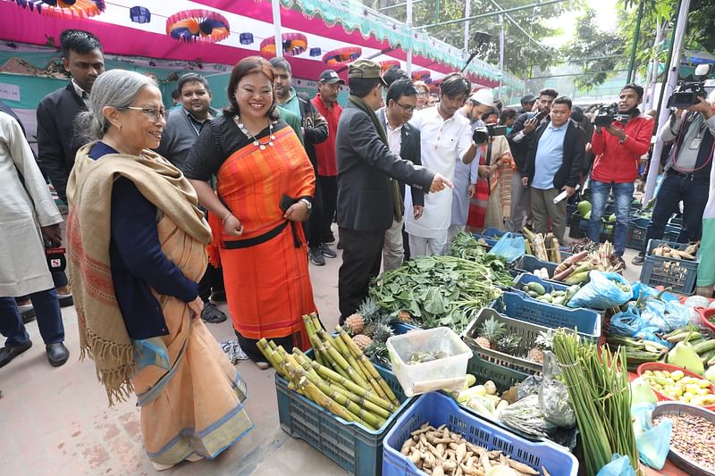 নাগরিক উদ্যোগ আয়জিত দুই দিনব্যাপী ‘আদিবাসী খাদ্য ও শস্য মেলায়’ যান উপদেষ্টা ফরিদা আখতারসহ অন্যরা। মেলা উদ্বোধনের পর স্টল ঘুরে দেখেন তাঁরা। বনফুল আদিবাসী গ্রীন হার্ট কলেজ, মিরপুর ১৩, ঢাকা, ২০ ডিসেম্বর