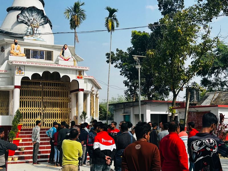 পাহারাদারের লাশ উদ্ধারের খবর পেয়ে নাটোর মহাশ্মশানে জড়ো হন উৎসুক লোকজন। শনিবার সকালে