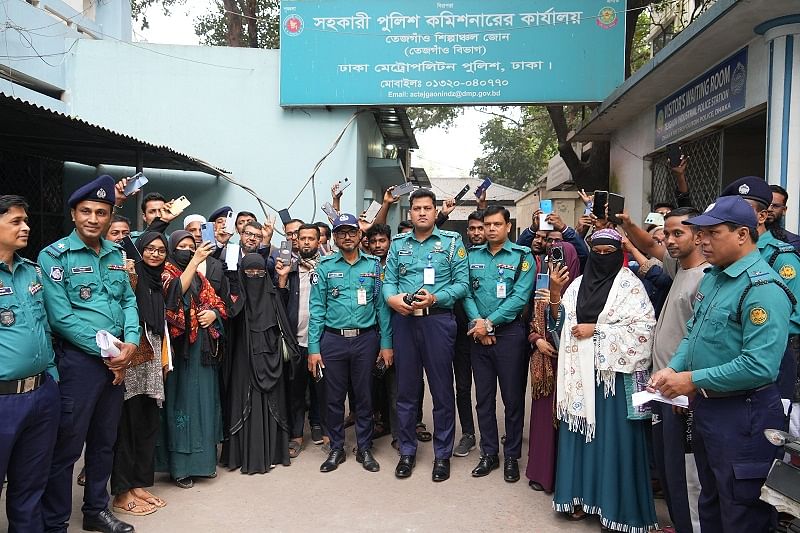 হারিয়ে যাওয়া মুঠোফোনগুলো প্রকৃত মালিকদের শনিবার বুঝিয়ে দেয় পুলিশ