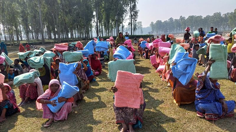 প্রথম আলো ট্রাস্টের কম্বল উপহার পেলেন পঞ্চগড়ের শীতার্ত মানুষেরা। আজ শনিবার সকালে পঞ্চগড় সদর উপজেলার ধাক্কামারা ইউনিয়নের রাজারপাঠ ডাঙ্গা আশ্রয়ণ প্রকল্পসংলগ্ন চাওয়াই নদের ধারে