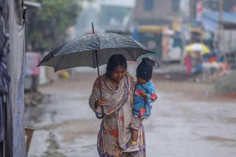 লঘুচাপে মধ্যরাত থেকে টিপটিপ বৃষ্টি পড়েছে খুলনায়। সে বৃষ্টিতে শীতের সকালে ছাতা নিয়ে কাজে উদ্দেশ্যে বাইরে বের হয়েছেন মানুষ