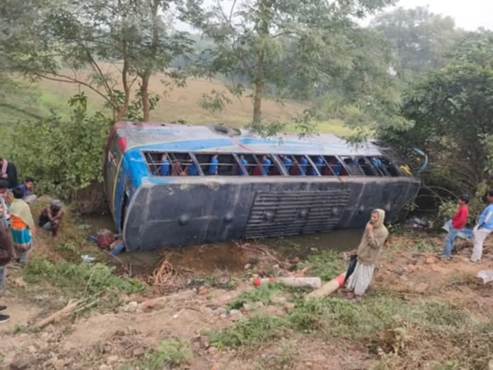 ফেনী-পরশুরাম আঞ্চলিক সড়কের ফুলগাজী উপজেলার বন্দুয়া এলাকায় নিয়ন্ত্রণ হারিয়ে বাসটি উল্টে  যায়