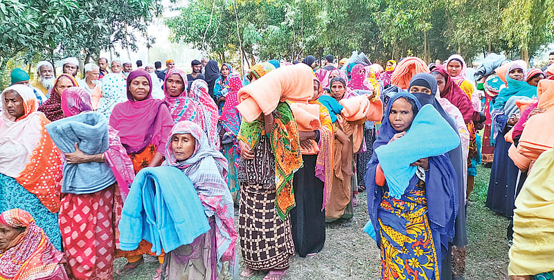 কম্বল পেয়ে খুশি শীতার্ত মানুষ। গতকাল দিনাজপুরের বিরল উপজেলার ধামাহার এলাকায়