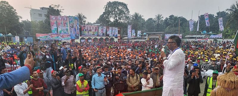 নাটোর সদর উপজেলার ছাতনী এলাকায় বিএনপি আয়োজিত জনসভায় বক্তব্য দিচ্ছেন দলের নির্বাহী কমিটির সদস্য রুহুল কুদ্দুস তালুকদার। শনিবার বিকেলে