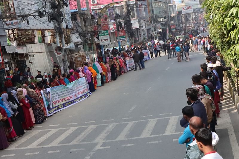 রাজশাহী নগরে বিশুদ্ধ পানি সরবরাহ ও নেসকোর প্রিপেইড মিটার বাতিলসহ ভৌতিক বিল আদায় বন্ধের দাবিতে মানববন্ধন কর্মসূচি। আজ সকালে সাহেববাজার জিরো পয়েন্টে