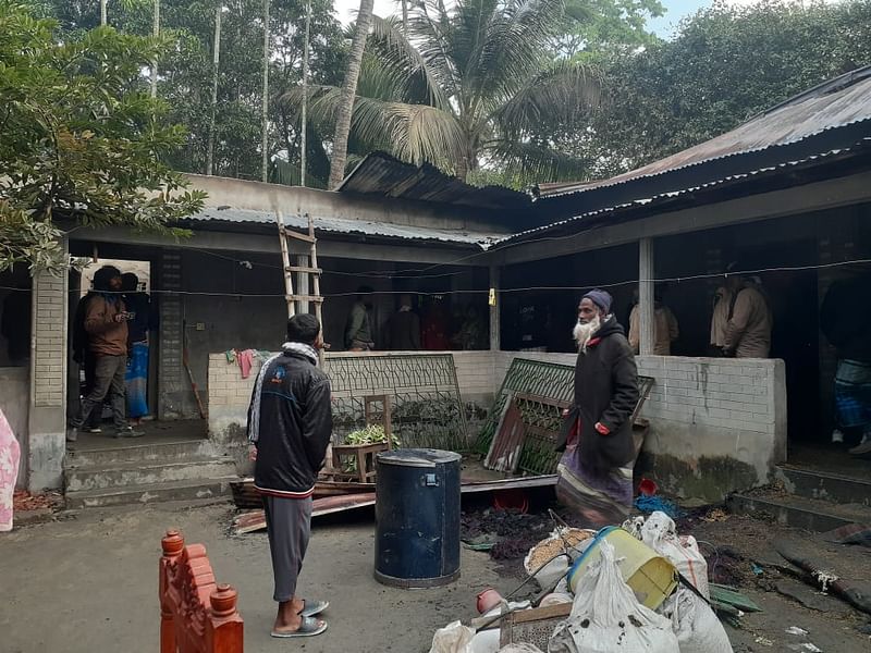 নাটোরের বড়াইগ্রামে আগুনে ক্ষতিগ্রস্ত বাড়ি। আজ সকালে শিমুলতলা এলাকায়