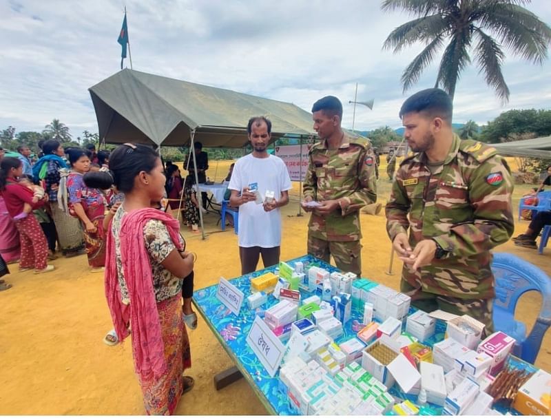 একদিকে চিকিৎসাসেবা, অন্যদিকে চলছে ওষুধ বিতরণ। আজ শনিবার দুপুরে