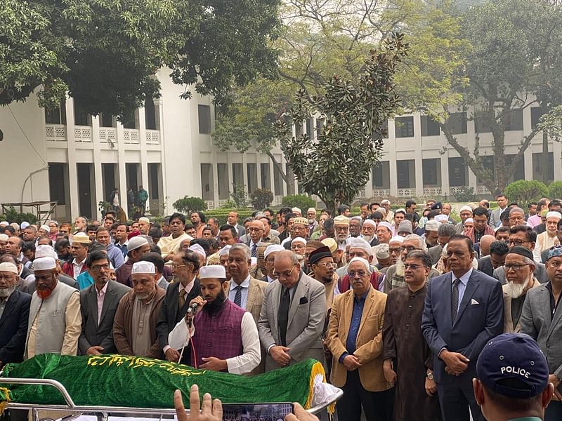 সুপ্রিম কোর্টের ইনার গার্ডেন প্রাঙ্গণে আজ শনিবার বেলা সোয়া ১১টার দিকে উপদেষ্টা এ এফ হাসান আরিফের জানাজা হয়