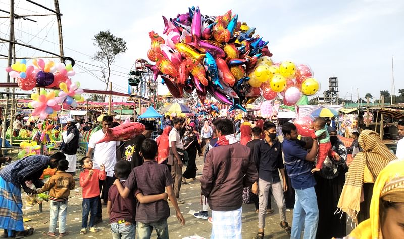 মেলায় নানা বয়সী দর্শনার্থীর ভিড় দেখা গেছে। শিশুদের উপস্থিতি ছিল চোখে পড়ার মতো। গতকাল জামালপুরে মাদারগঞ্জ উপজেলার পলাশপুর এলাকায়